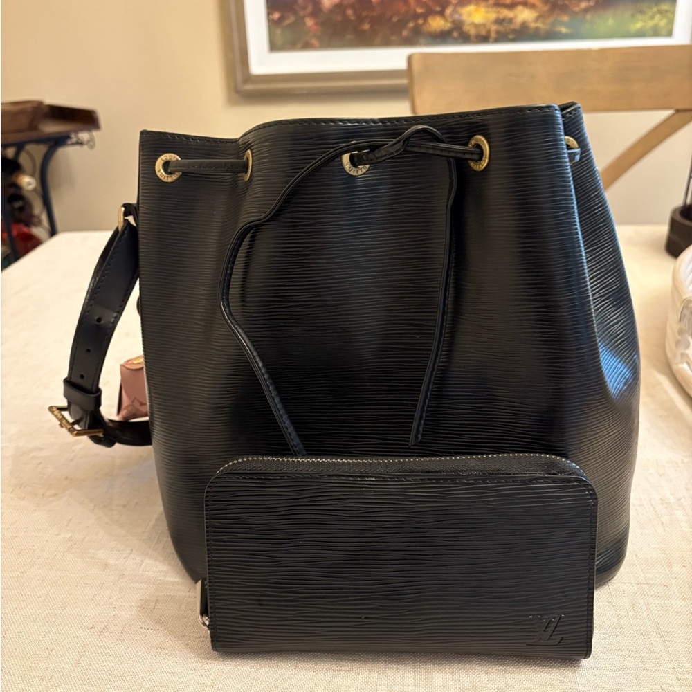 Louis Vuitton Black Shoulder Bag with Sleek Design